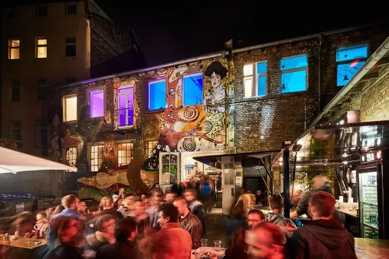 bunte beleuchtete Fassade des Jungbusch während eines Events bei Nacht