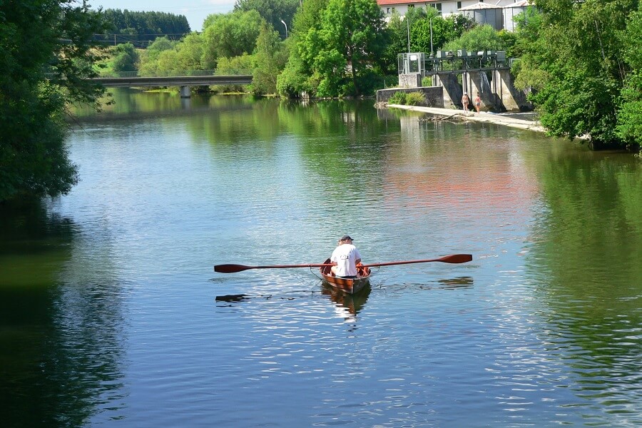 ein Mann in einem Ruderboot auf der Donau