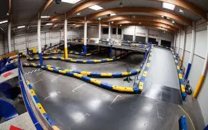Abbildung der Kartstrecke des E-Kart Centers Würzburg, mit Engen Kurven und einer 2. Ebene