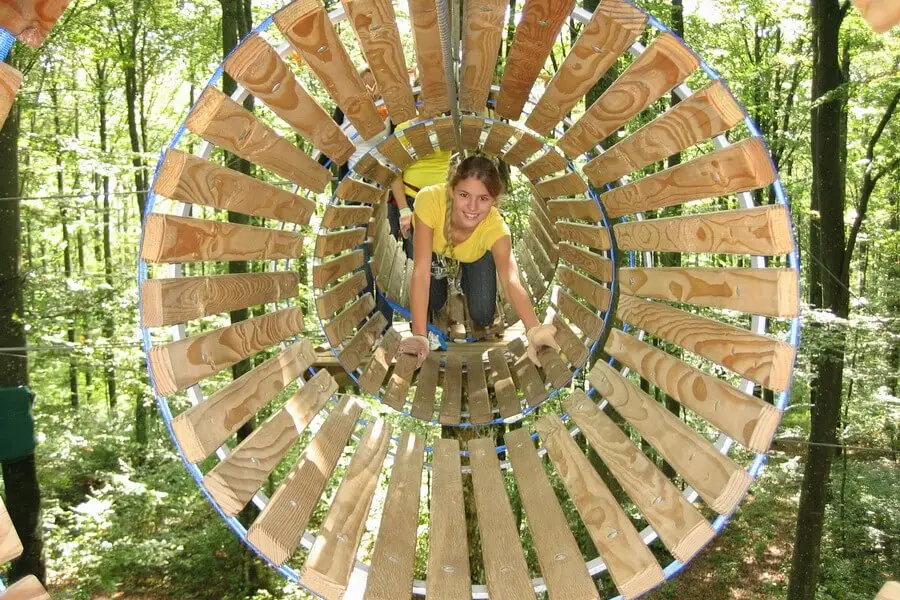Holztunnelkonstruktion in mehreren Metern Höhe im Kletterwald Ulm