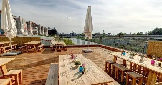 Dachterasse des Restaurants Küche mit Blick über den Neckar