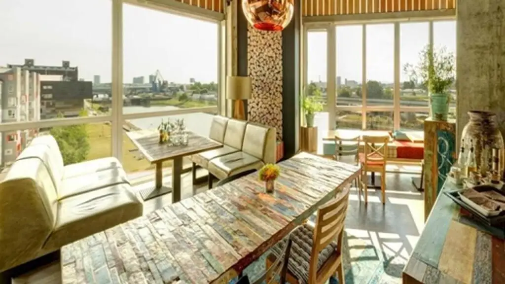 heller Innenraum des Restaurants Küche