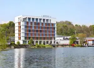 Blick auf das Lago Restaurant mit vorgelagertem See