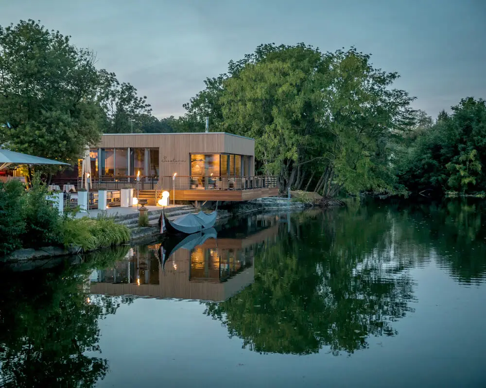 Blick auf das Lago Restaurant mit vorgelagertem See