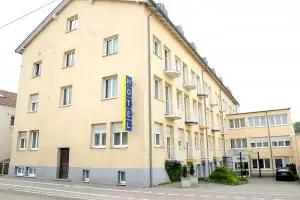 Außenansicht des Hotels Leomar von der anderen Straßenseite aus