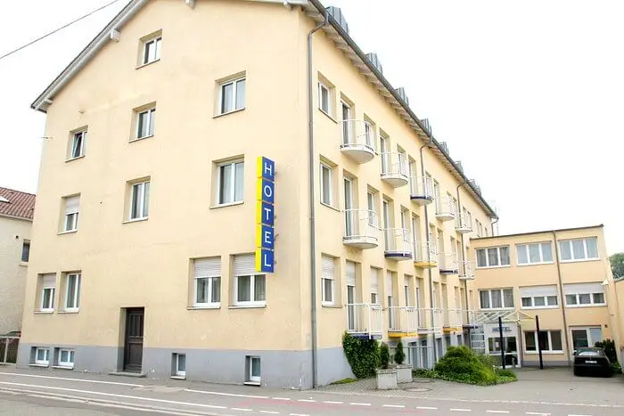 Außenansicht des Hotels Leomar von der anderen Straßenseite aus