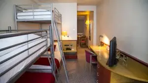 Blick in ein 4er Zimmer im Hotel Leomar mit 2 Stockbetten