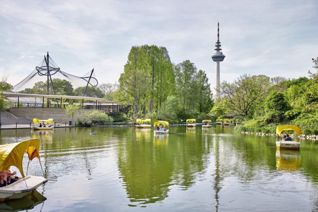 See mit Tretbooten im Luisenpark Mannheim