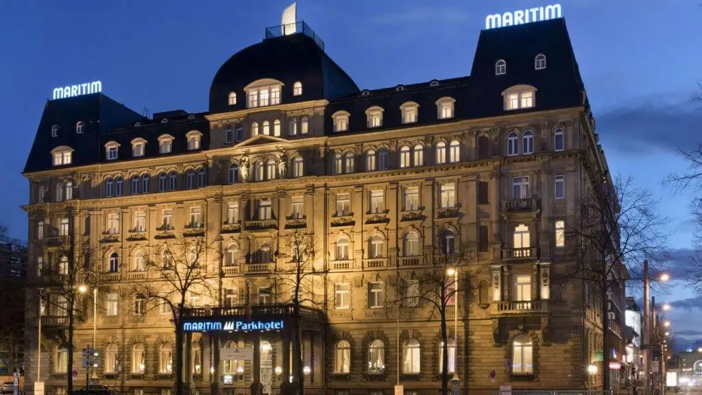 Außenansicht des Maritim Hotels bei Nacht