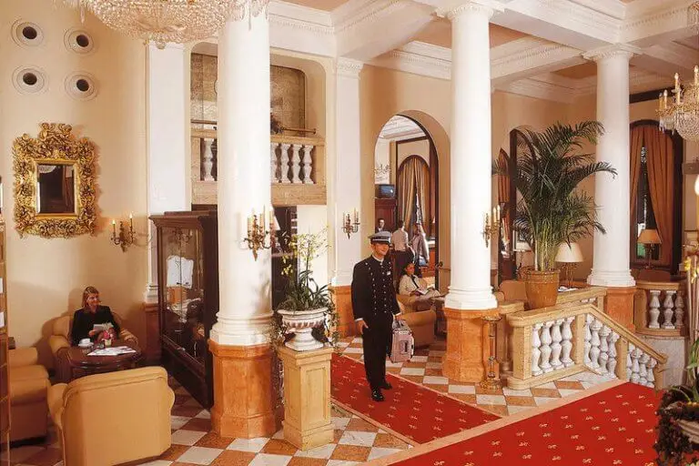 Lobby des Maritim Hotels mit Pagen und roten Teppichen