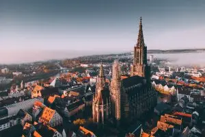 Vogelperspektive auf das Ulmer Münster zwischen Nebelschwaden