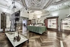 Ausstellungsraum mit Stuck-Decke in einem Ulmer Museum