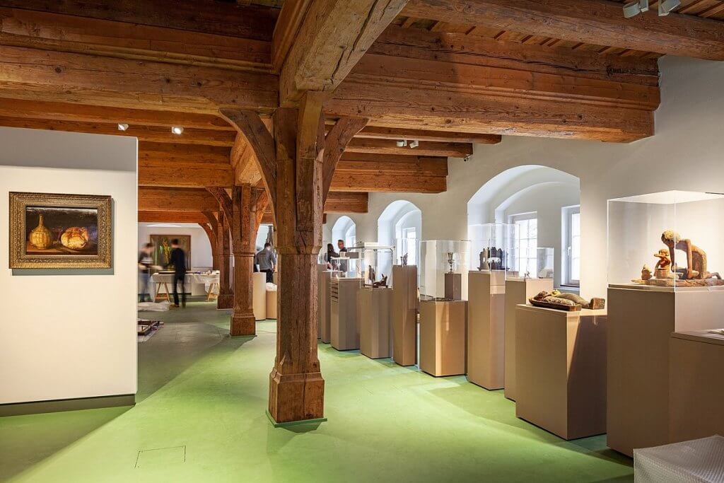 Ausstellungsraum mit alter Holzbalkendecke in einem Ulmer Museum