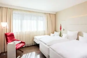 Doppelzimmer im NH Hotel mit Beistellbett und 2 großen Einzelbetten
