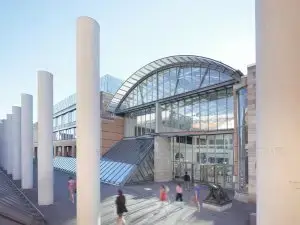 Außenansicht des Nationalmuseums in Nürnberg