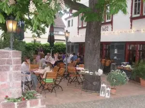 Biergartenatmosphäre vor dem Restaurant Ochsen in Mannheim