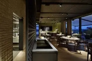 Moderner schlichter Innenraum des Restaurant Opus