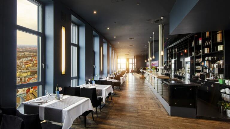 dunkel gehaltener Innenraum mit großer Theke des Restaurants Panorama in Leipzig