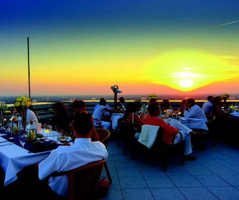 Freier Blick auf den Sonnenuntergang von der Dachterasse des Restaurants Panorama in Leipzig
