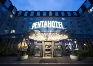 Außenansicht des Eingangsbereichs des Pentahotel Leipzig