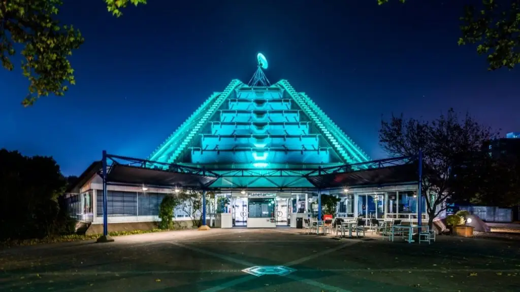 Außenansicht des Mannheimer Planetariums bei Nacht