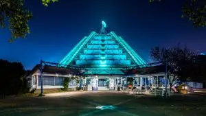 Außenansicht des Mannheimer Planetariums bei Nacht