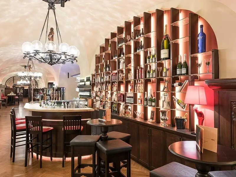 großes Spirituosen-Regal im Ratskeller Leipzig