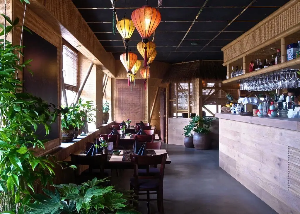 Innenraum des Saigons mit Holzbar und asiatischer Dekoration