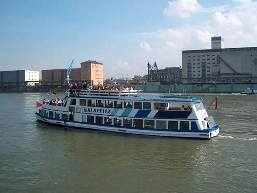 Das Ausflugsschiff Kurpfalz vor der Kulisse Mannheims