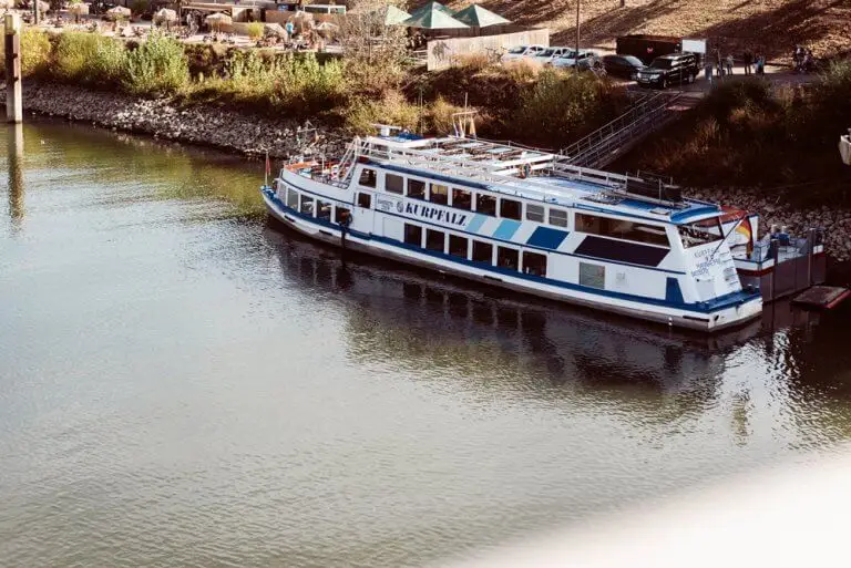 Blick auf das Schiff Kurpfalz am Ufer des Neckars