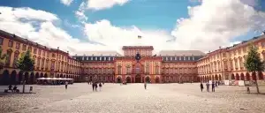 Außenansicht des Mannheimer Schlosses von Innenhof aus