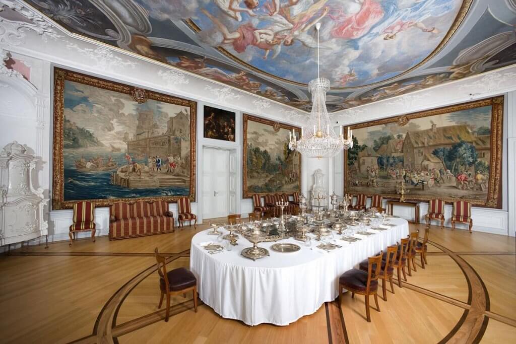 große gedeckte Tafel im Schloss Mannheim