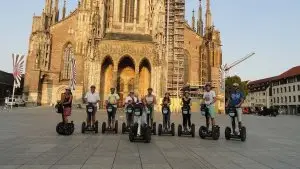 Gruppe von Personen auf dem Münsterplatz vor dem Ulmer Münster