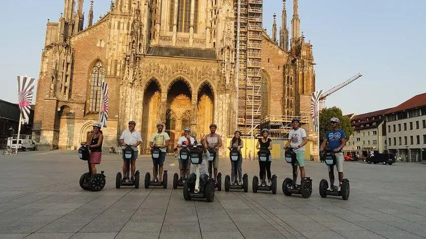 Gruppe von Personen auf dem Münsterplatz vor dem Ulmer Münster
