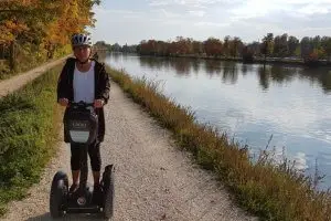Eine Frau auf einem Segway am Donauufer