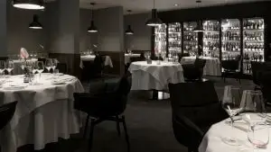 Innenraum des Restaurants Siedepunkt mit großem offenen Weinkühlschrank