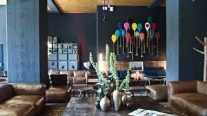 Blick in die Lobby des Hotel Speicher72 mit gemütlichen Ledersofas