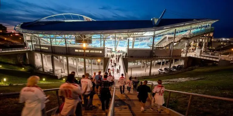 Außenansicht des Leizpziger Stadions bei Nacht
