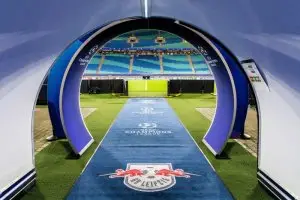 Blick aus dem Spielertunnel in das Stadion in Leipzig