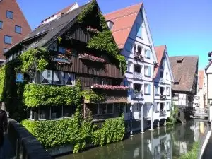 Blick auf die Häuserfront an einem ander Kanäle