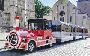 Zug "Emma" der Stadtrundfahrt in Nürnberg mit 3 Wagons für Passagiere