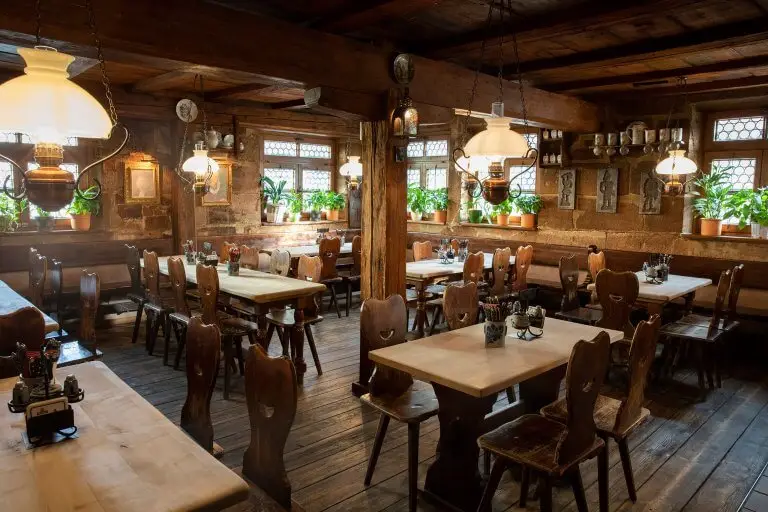 Gastraum des Restaurants "zum gulden Stern" in uriger Atmosphäre