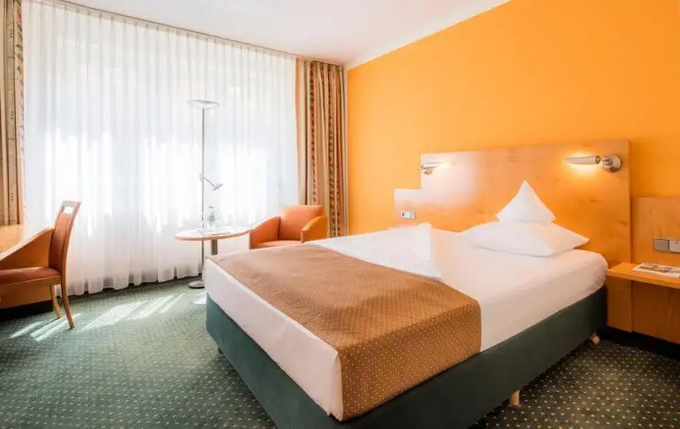 Hotelzimmer im Steubenhof mit Doppelbett