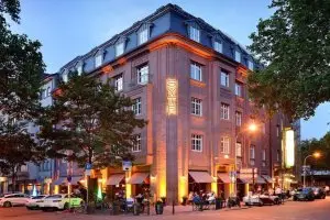 Blick auf das Gebäude und das Restaurant Syte bei Abendstimmung