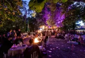 Blick in den Innenhof des talaveraschlösschen bei Nacht mit verschiedenen tischen und Ambiente-Beleuchtung