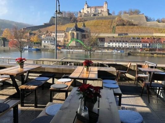 Blick von der Terasse des Restaurants Ufer zur Würzburger Festung