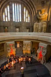 Blick von der Empore auf eine Menschengruppe im Völkerschlachtdenkmal in Leipzig