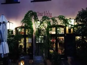 Außenansicht des Retaurants Una Volta bei Nacht