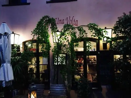 Außenansicht des Retaurants Una Volta bei Nacht