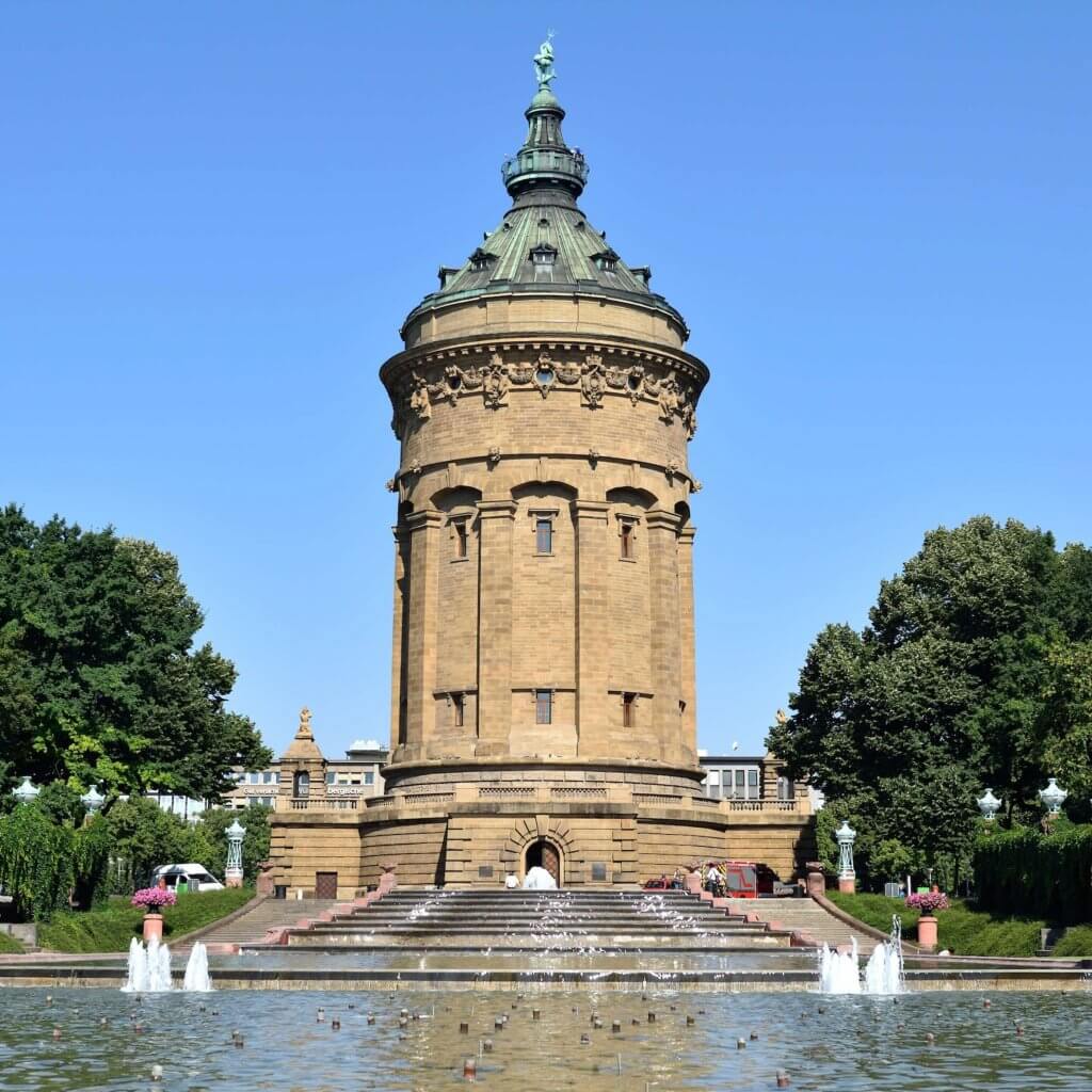 Wasserturm Mannheim bei Tag mit Springbrunnen im Vordergrund